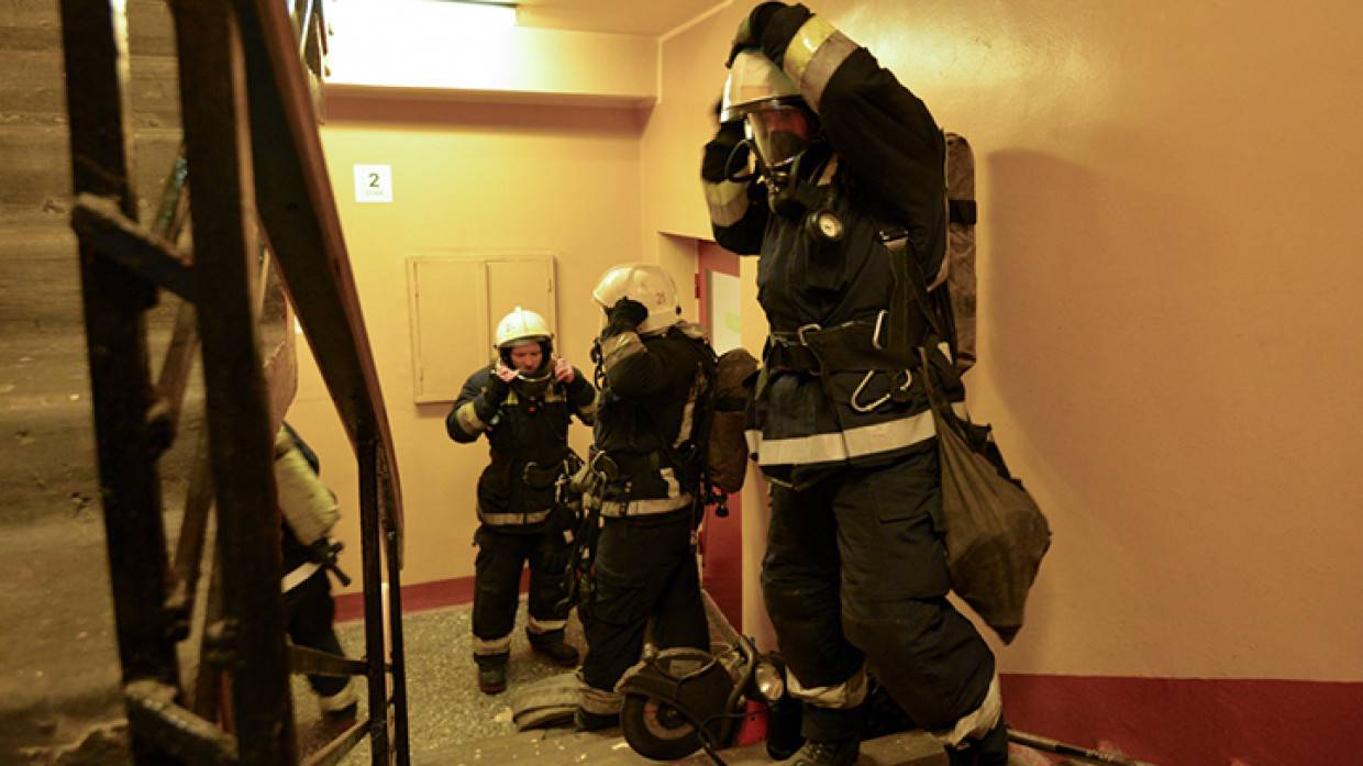 Охвативший четыре квартиры огонь привел к эвакуации 40 человек в Свердловской области