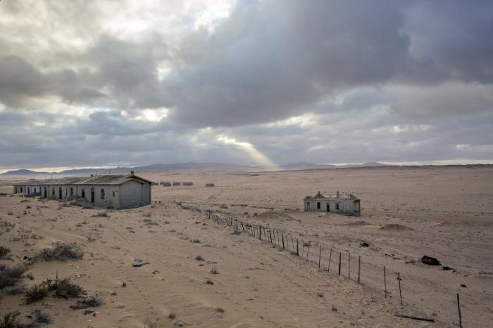 «Алмазный» город-призрак в Намибии Колманскоп, алмазы, несколько, имеет, Намиб, пустыни, части, мелкие, город, Намибии, городе, песком, «алмазный», Через, жители, песчаные, покинули, стоит, заброшенным, тяжело