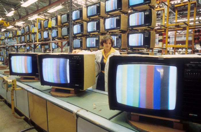 Даже после появления и использования пластмассы в изготовлении телевизоров советская промышленность работала по старой схеме / Фото: m24.ru
