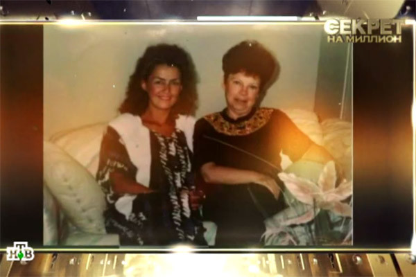 В программе показали архивное фото, на котором первая жена Игоря Николаева Елена запечатлена вместе с мамой Наташи Королевой Людмилой Порывай