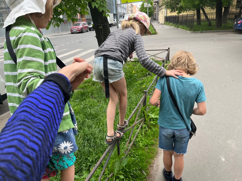 36. 14:13 Бросили вещи в машину.