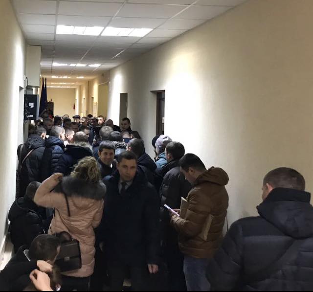 Украинских прокуроров заставили часами стоять в унизительных очередях