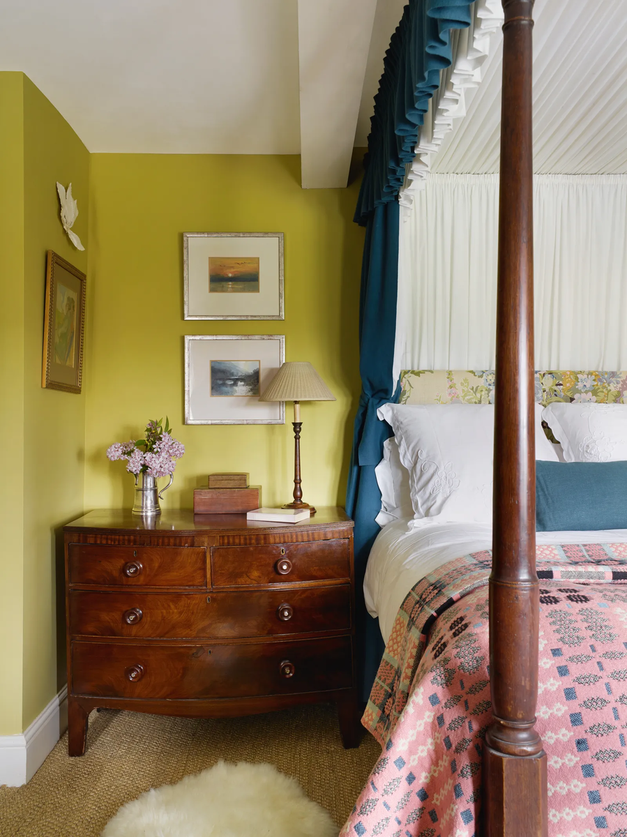 Холостяцкая спальня обустроена в лучших английских традициях. Балдахин, прикрепленный на четыре деревянные колонны, обшитое редкой тканью изголовье кровати, ретро-комод вместо прикроватного столика...