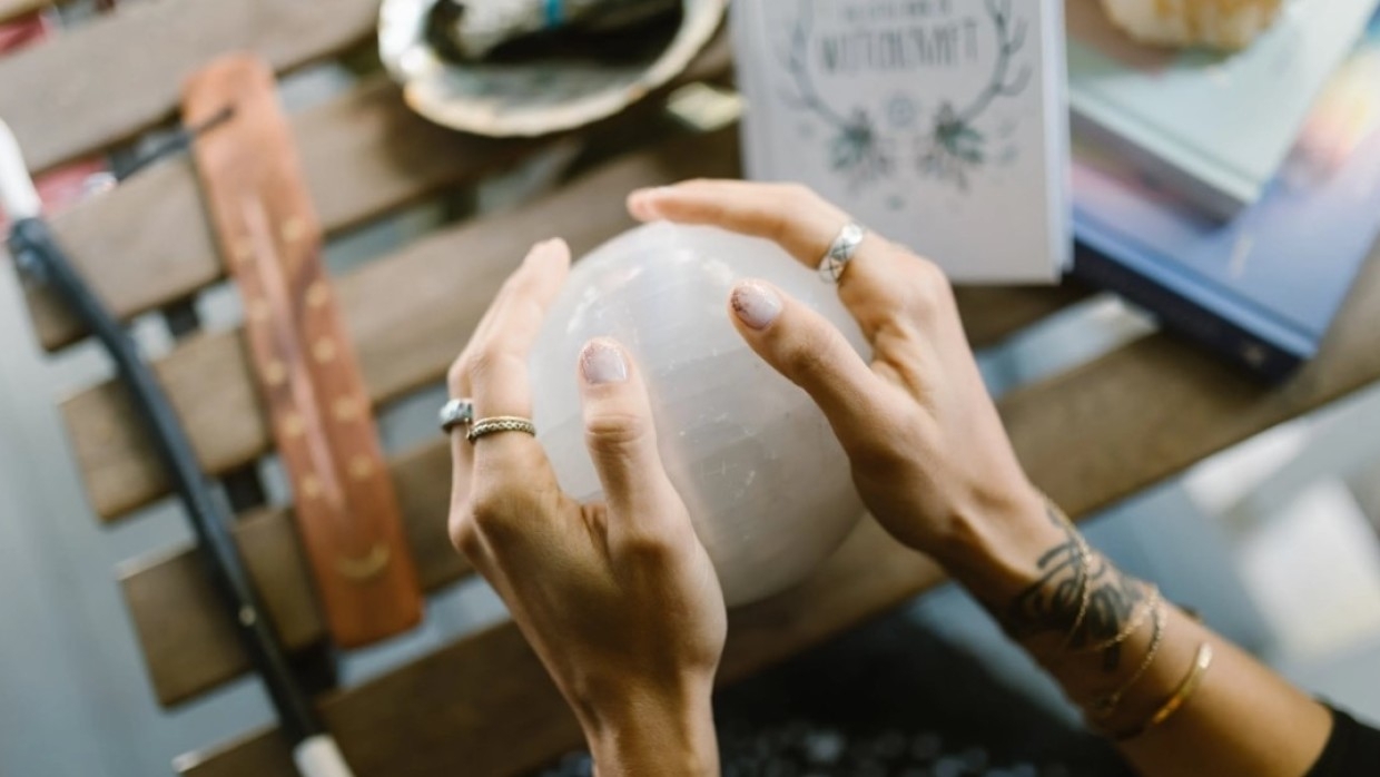 Кто из звезд верит гадалкам и астрологам