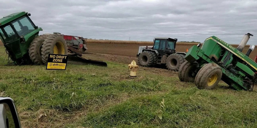 Кто разорвал этот трактор пополам? Кто разорвал этот трактор пополам? машины,происшествия