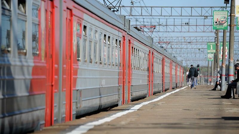 Вандалы повредили стекла нескольких вагонов рядом со станцией Гривно