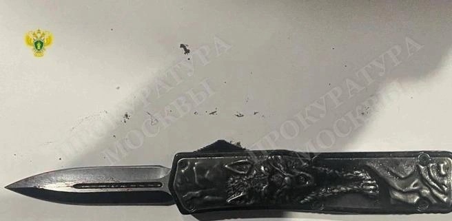   Орудие убийства - нож, которым Шахин Аббасов зарезал Кирилла Ковалёва, очень специфический - с эмблемой террористической организации "Серые волки". Фото: прокуратура Москвы