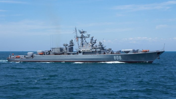 Российский сторожевик "Пытливый" взял под контроль американский эсминец в Черном море