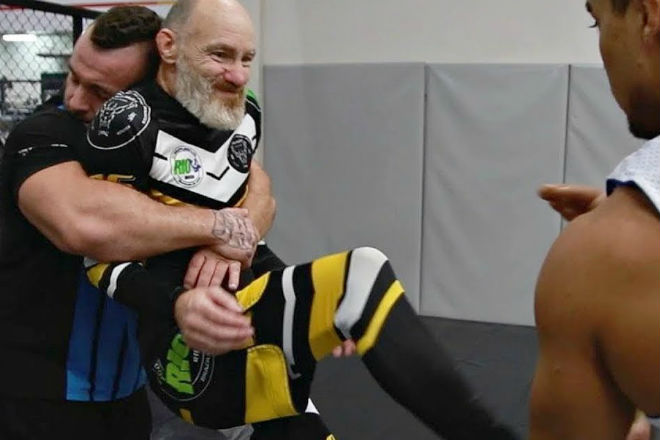 Дедушка-борец кладет огромных молодых силачей за секунды