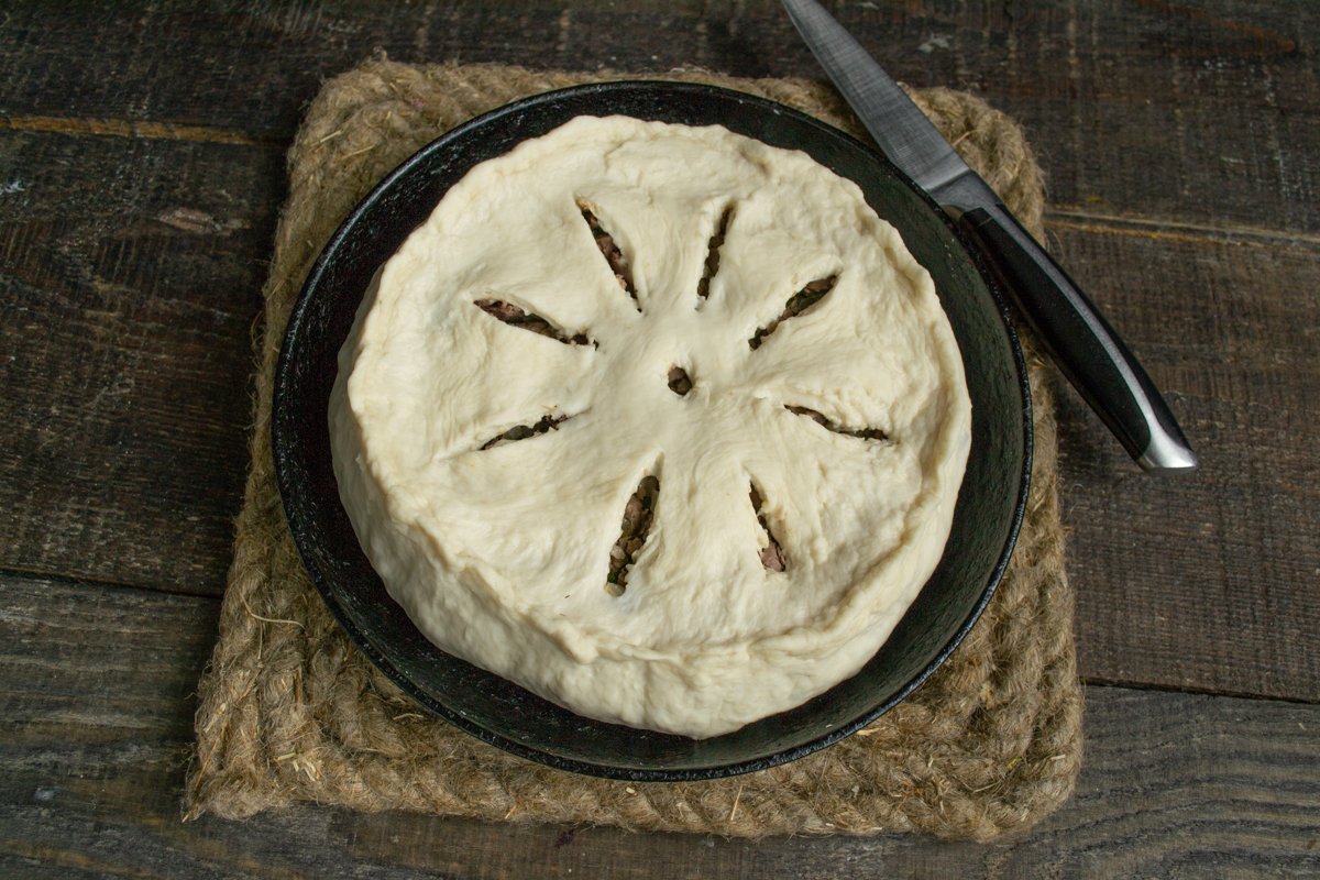 Пышный дрожжевой пирог с печенкой и луком тесто, пирог, начинку, печенкой, сковороду, добавляем, кладём, сухие, обминаем, печень, солим, пирога, кубиками, раскатываем, миску, дрожжевого, теста, форму, выкладываем, перемешиваем