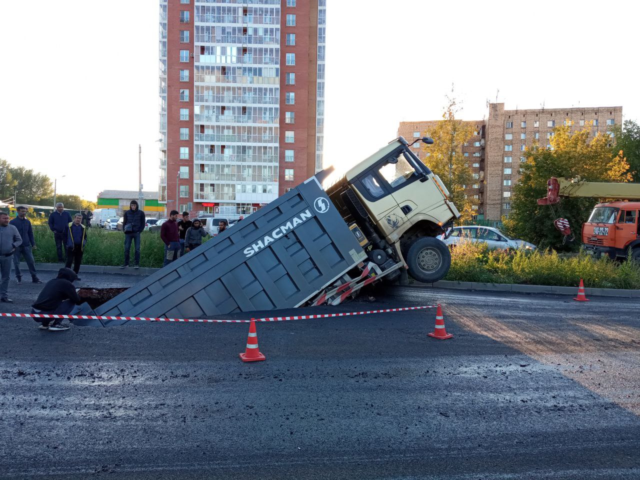 Гелик ушел под асфальт. Грузовик провалился под асфальт. Самосвал провалился. Фура провалился под асфальт. КАМАЗ провалился.