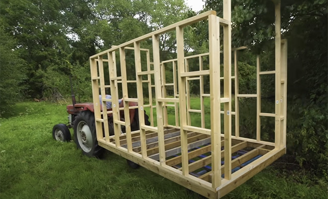 Хижина в лесу: мужчина построил полноценный дом из деревянного мусора Хижина в лесу: мужчина построил полноценный дом из деревянного мусора Культура