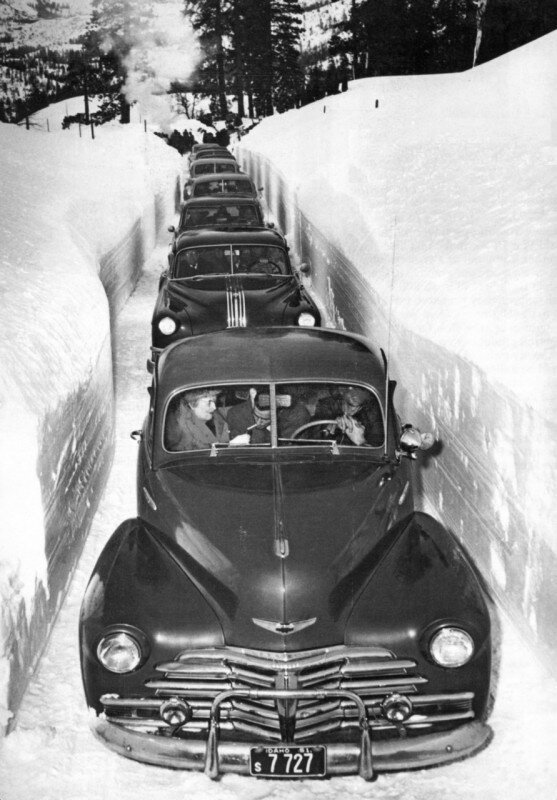 Жители города пытаются проехать по узкой дороге, зима в Айдахо, 1952 год. история, ретро, фото