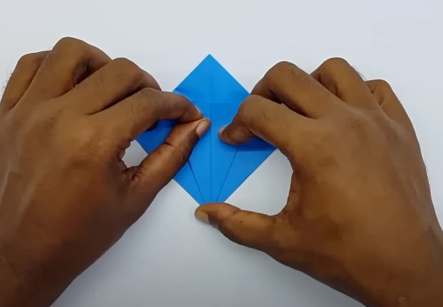 Птица из бумаги в технике оригами: три простых мастер-класса для вас и ваших детей работу, с другой, на фото, и загладьте, чтобы, уголок, линии, к центральной, показано, стороны, квадрат, клапан, вверх, внутрь, отделите, и загните, из бумаги, работы, загните, пополам