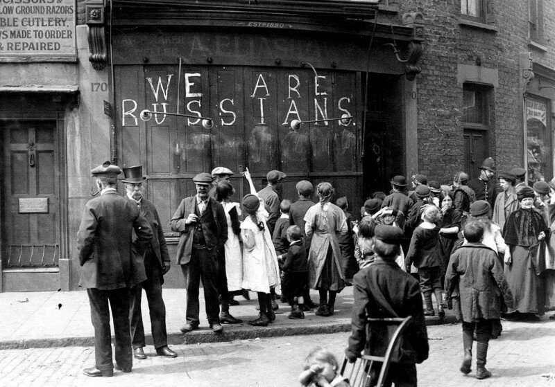 «Мы русские» - надпись на стене одного из магазинов, сделанная владельцами, чтобы местные жители не разгромили его, перепутав их с немцами, Лондон, 1915 год. история, ретро, фото