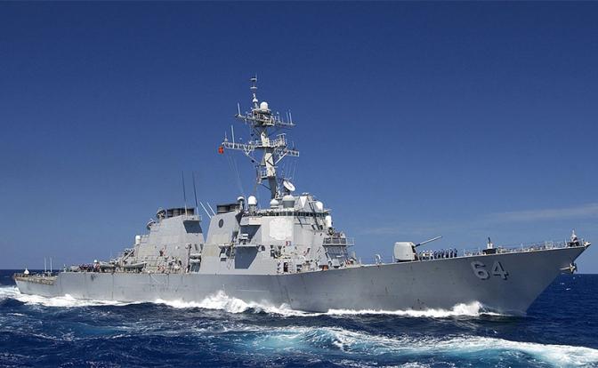 На фото: ракетный эсминец США USS Carney