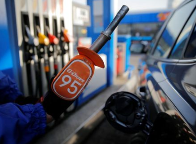 A worker holds a fuel nozzle at a Gazprom Neft petrol station in Moscow, Russia, March 11, 2016. REUTERS/Maxim Shemetov/File Photo