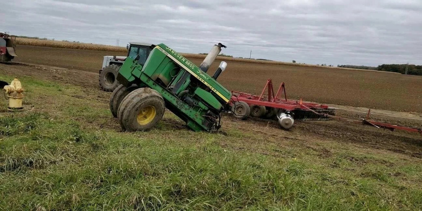 Кто разорвал этот трактор пополам? Кто разорвал этот трактор пополам? машины,происшествия