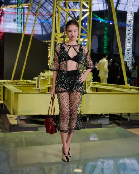 Неделя моды в Париже: Марго Робби (с каре), Кайли Миноуг, Лили-Роуз Депп и Ольга Карпуть среди гостей, российские модели — на подиуме на показе Chanel Chanel, показе, осеньзима, Кайли, Париже, Миллер, Евсеева, Берзения, Images, Уинфри, ЛилиРоуз, подиум, Миноуг, Марго, новой, Робби, нулевых, 2026Адица, 2026Вика, Консани