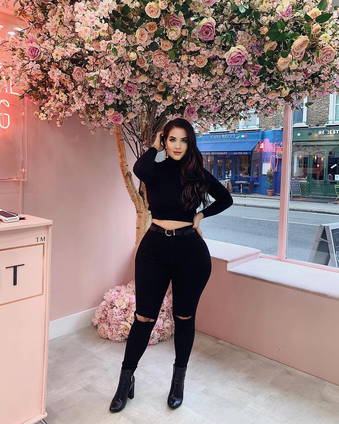 Двадцатисемилетняя американская девушка покорила Инстаграм неотразимой фигурой супер