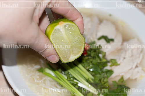 Суп фо с курицей Заправьте суп соком лайма.