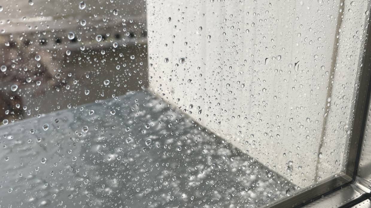 Петербуржцы сняли на фото град с дождем