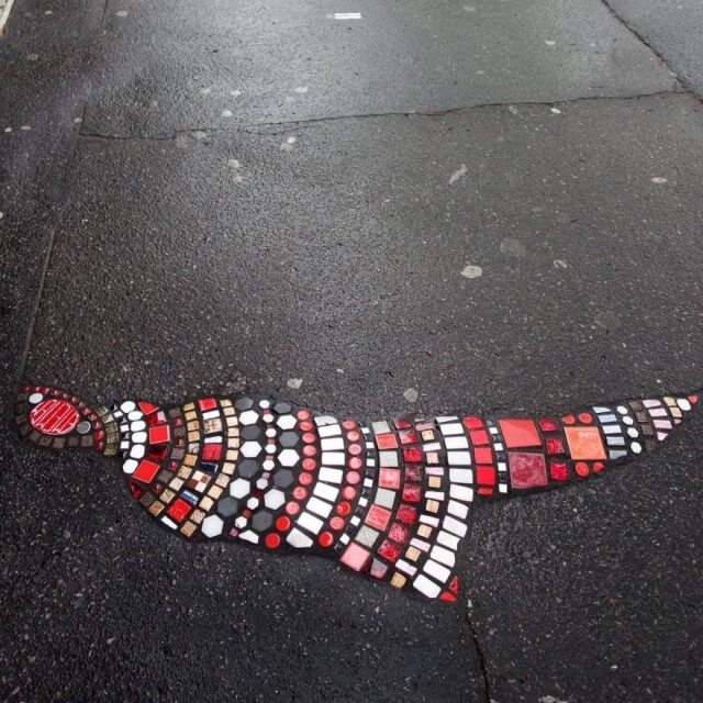 Художник ремонтирует разрушенные тротуары с помощью разноцветных мозаичных 