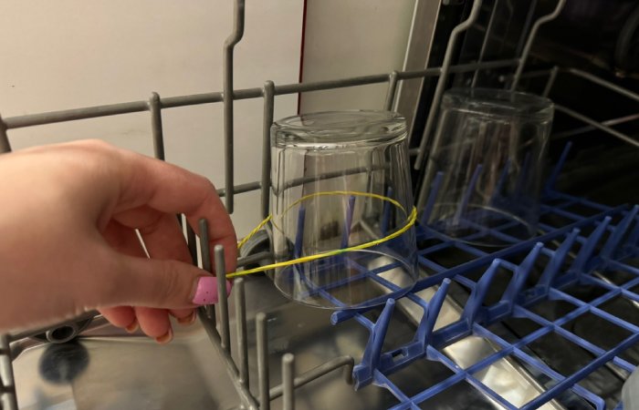 Резинка поможет защитить стаканы в посудомойке!