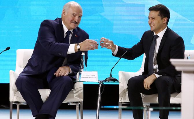 На фото: президент Белоруссии Александр Лукашенко и президент Украины Владимир Зеленский (слева направо) на втором форуме регионов Украины и Белоруссии