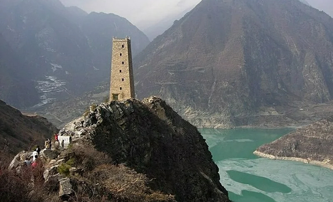 На севере Китая стоят башни по 70 метров каждая. Они здесь уже 1000 лет, но на культуру Поднебесной они не похожи Культура