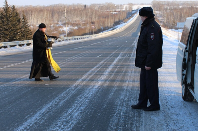 В Красноярском крае священник по просьбе ГИБДД окропил святой водой федеральную трассу 