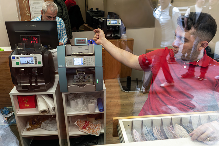 ДВОЙНОЕ ДНО ВАЛЮТНОГО ОБМЕНА: ДОЛЛАР ВЫГНАЛ МИГРАНТОВ ИЗ РОССИИ ДВОЙНОЕ ДНО ВАЛЮТНОГО ОБМЕНА: ДОЛЛАР ВЫГНАЛ МИГРАНТОВ ИЗ РОССИИ россия