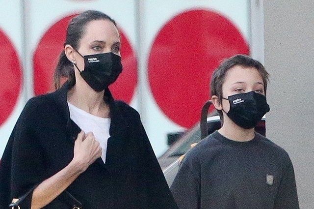 Анджелина Джоли с сыном Ноксом на шопинге в Лос-Анджелесе: новое фото