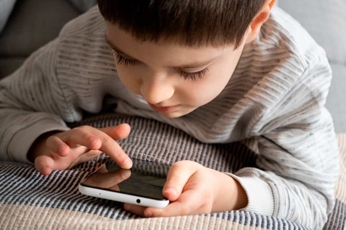 Психолог Чилибьева: лишать ребенка смартфона вредно и бессмысленно