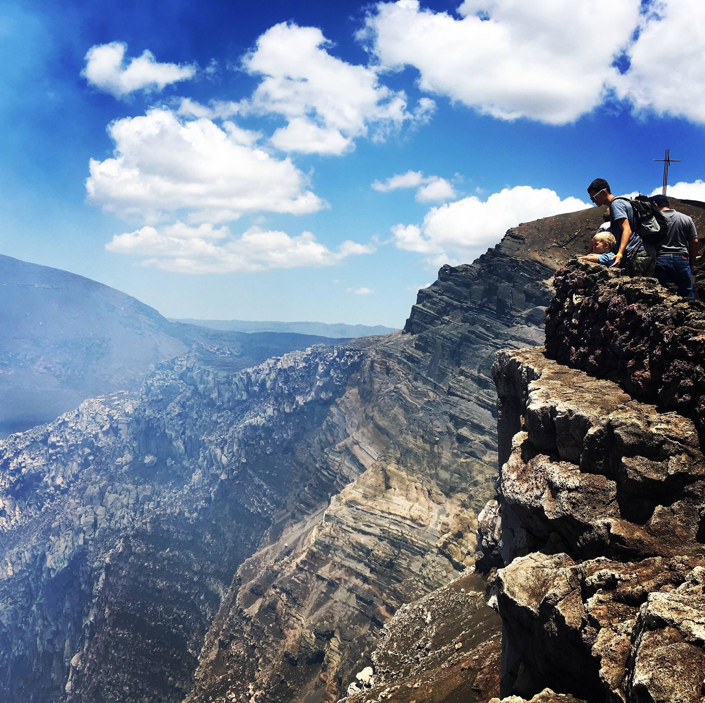 Бросить всё, раздать все вещи и отправиться в путешествие с женой и двумя детьми
