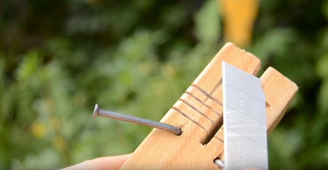 Простое самодельное приспособление для нарезки лент из пластиковых бутылок Простое самодельное приспособление для нарезки лент из пластиковых бутылок сделай сам