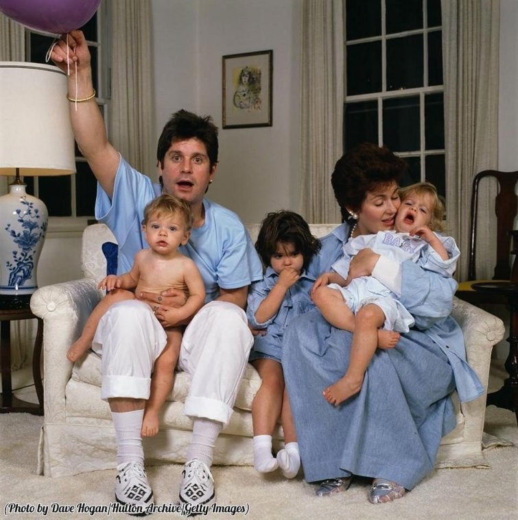 Оззи и Шэрон Осборн с детьми Эйми, Келли и Джеком, 1987 в мире, знаменитости, кадры, люди, молодость, слава, фото
