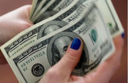 Женщина считает доллары в Буэнос-Айресе, Аргентина, 28 августа 2018 года. REUTERS/Marcos Brindicci
