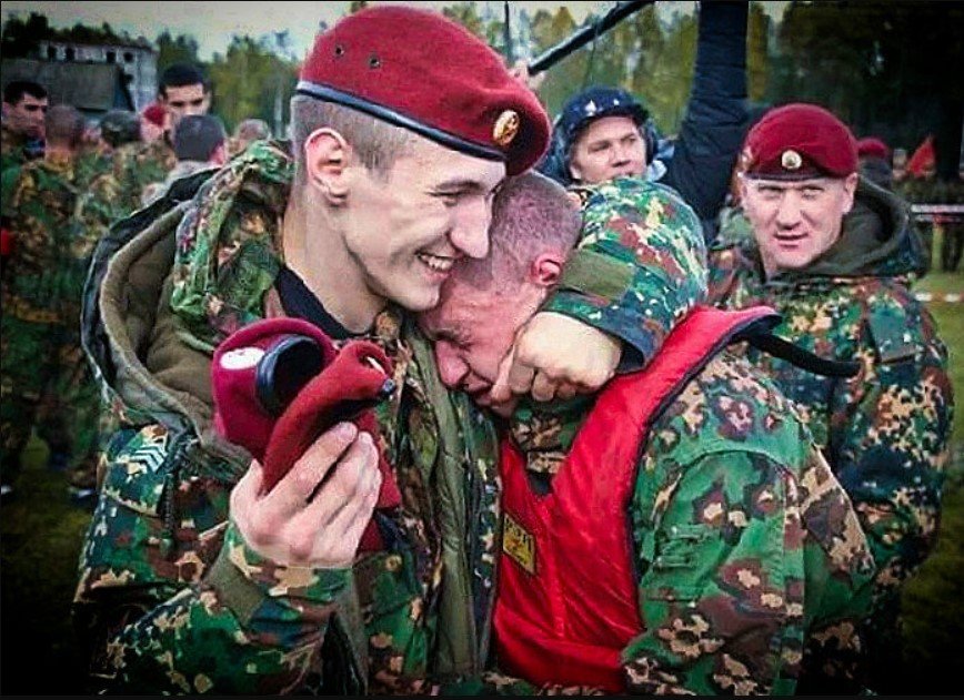 На краповом погоне. Краповый берет. Краповый берет ВДВ. Спецназ сдача на краповый берет.