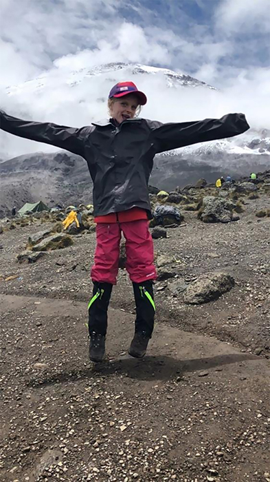Семилетняя девочка поднялась на самую высокую гору Африки