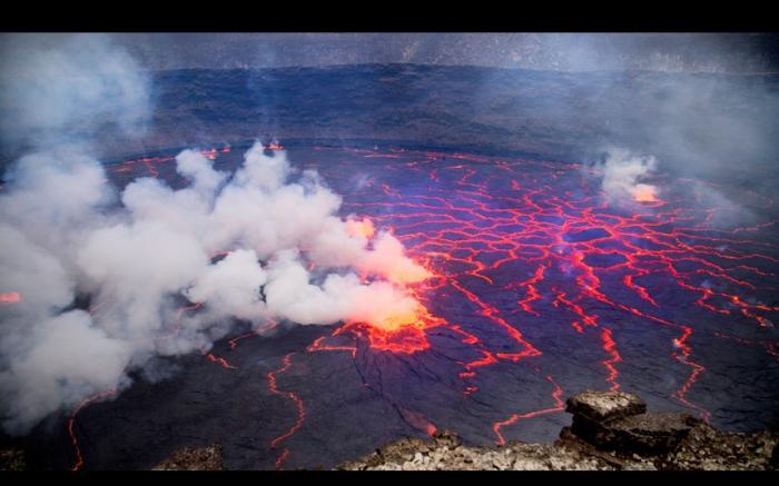 Лавовое озеро в кратере действующего вулкана (10 фото)