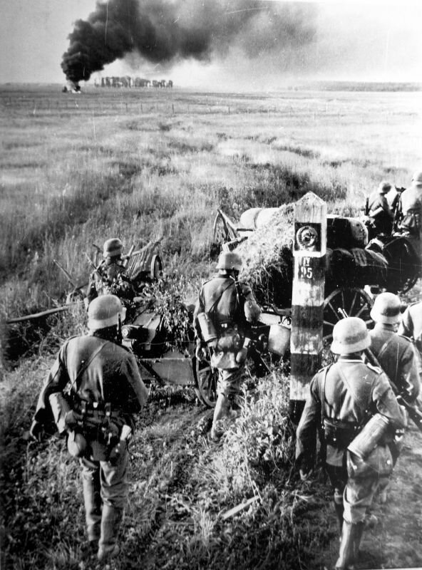 Немецкие солдаты пересекают государственную границу СССР.  22 июня 1941 года.