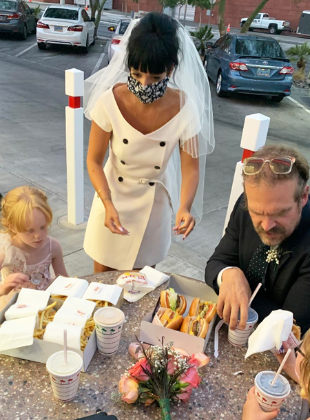 Бургеры и Элвис Пресли: Лили Аллен и Дэвид Харбор сыграли свадьбу в Лас-Вегасе Свадьбы,Звездные свадьбы