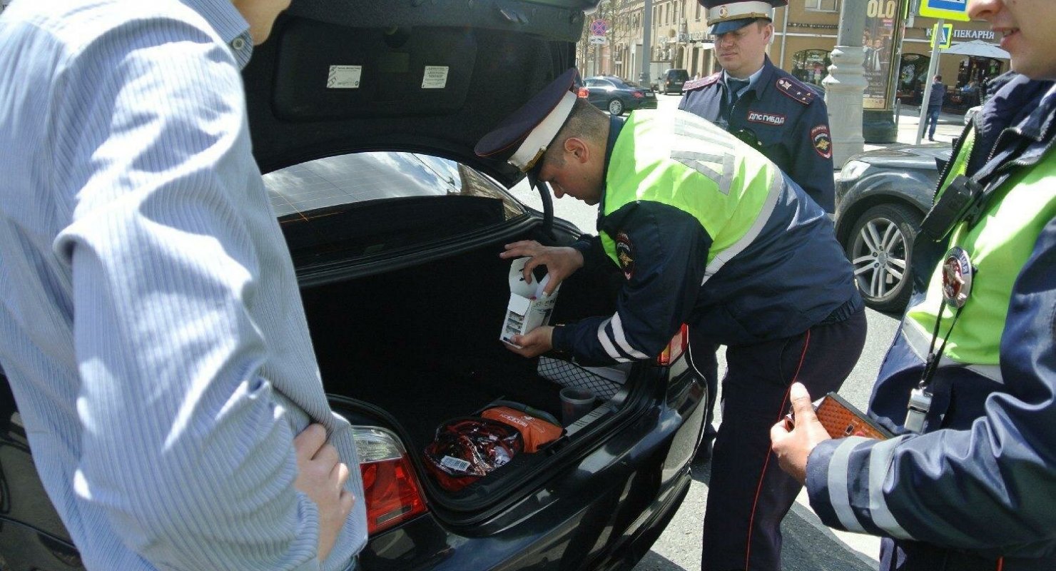 Осмотр полиция. Вскрытие автомобиля полицией. ГИБДД огнетушитель. Гаишник проверяет аптечку. Сотрудник ДПС И огнетушитель.