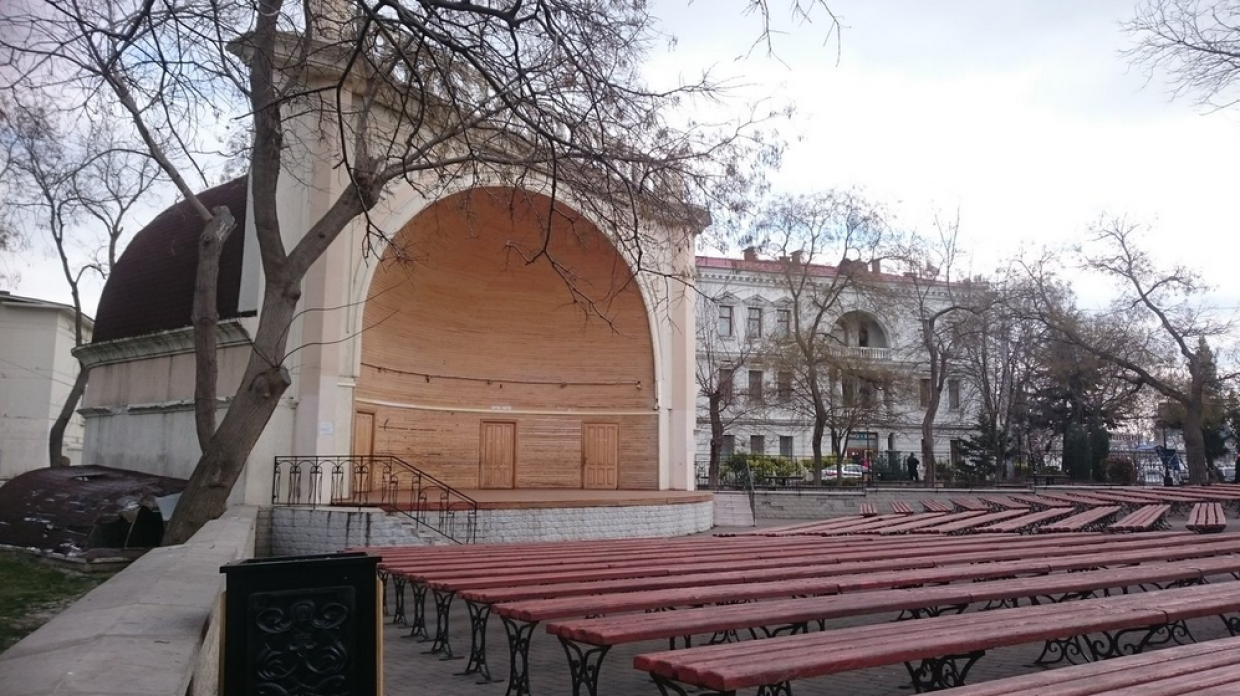 Ни с кем не согласованный бетонный «колизей» в центре Севастополя пошел под снос
