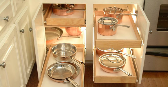 Очень удобные выдвижные ящики для хранения кухонной посуды