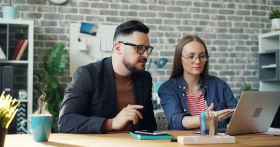 Офтальмолог Колпакова объяснила, есть ли разница между мужскими и женскими очками