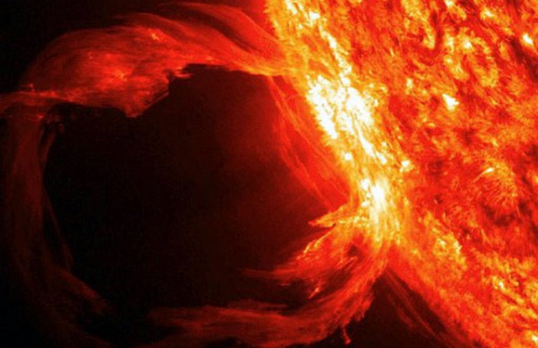  Солнце преподнесло ученым новую загадку - гигантский темный объект