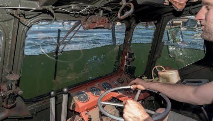 По земле и воде. Амфибийный грузовик Alvis Stalwart оружие