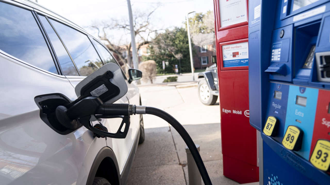 Статистик Кузнецов: самый дешевый бензин в мире продается в Алжире и Кувейте Экономика